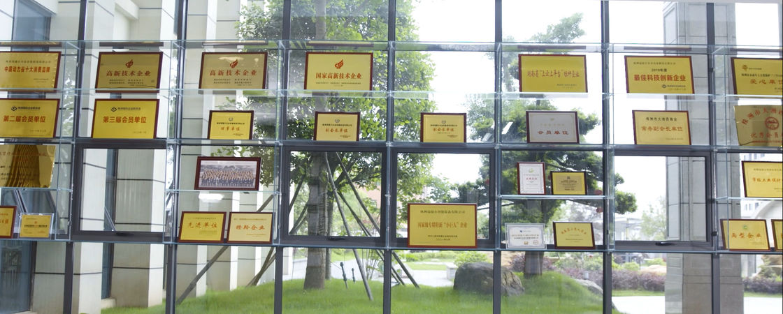 Forno a vuoto ad alta temperatura resistente per una grande capacità di carico di 50-2500 kg e un vuoto finale di 3 67*10-3 Pa